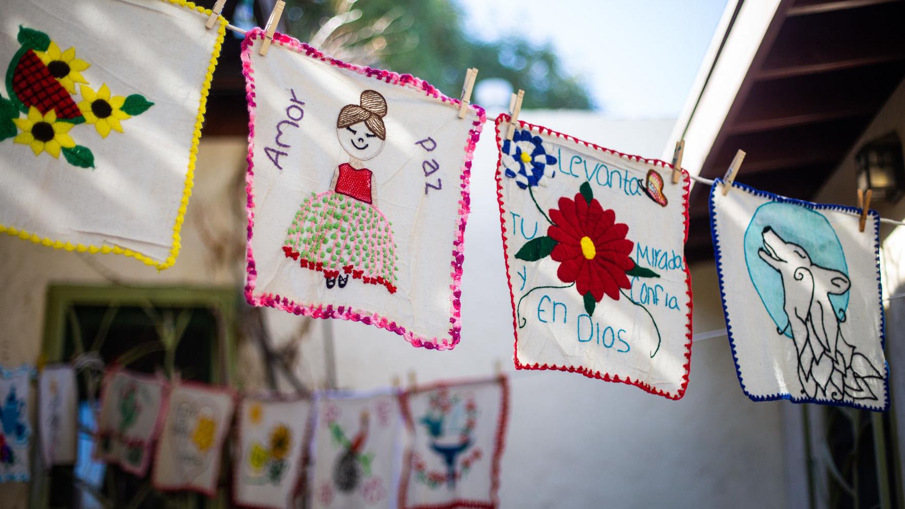 Voluntarios de ճܳó ayudan a migrantes en Nogales a bordar servilletas para vender